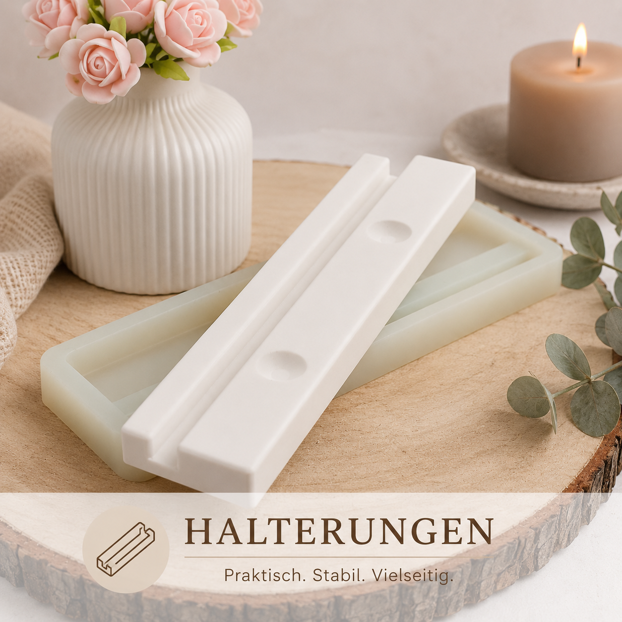 Kategoriebild „Halterungen“ mit verschiedenen Halterungen und passender Silikonform auf Holzscheibe, dekoriert mit Blumen und Eukalyptus.