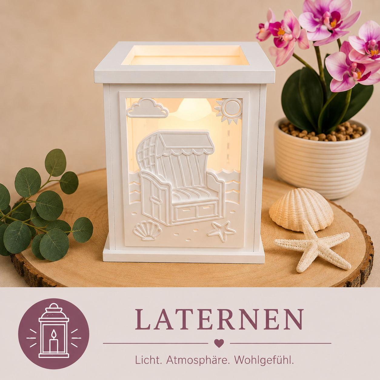 Kategoriebild „Laternen“ mit beleuchteter Laterne auf Holzscheibe, dekoriert mit Blumen, Muscheln und warmem Licht.
