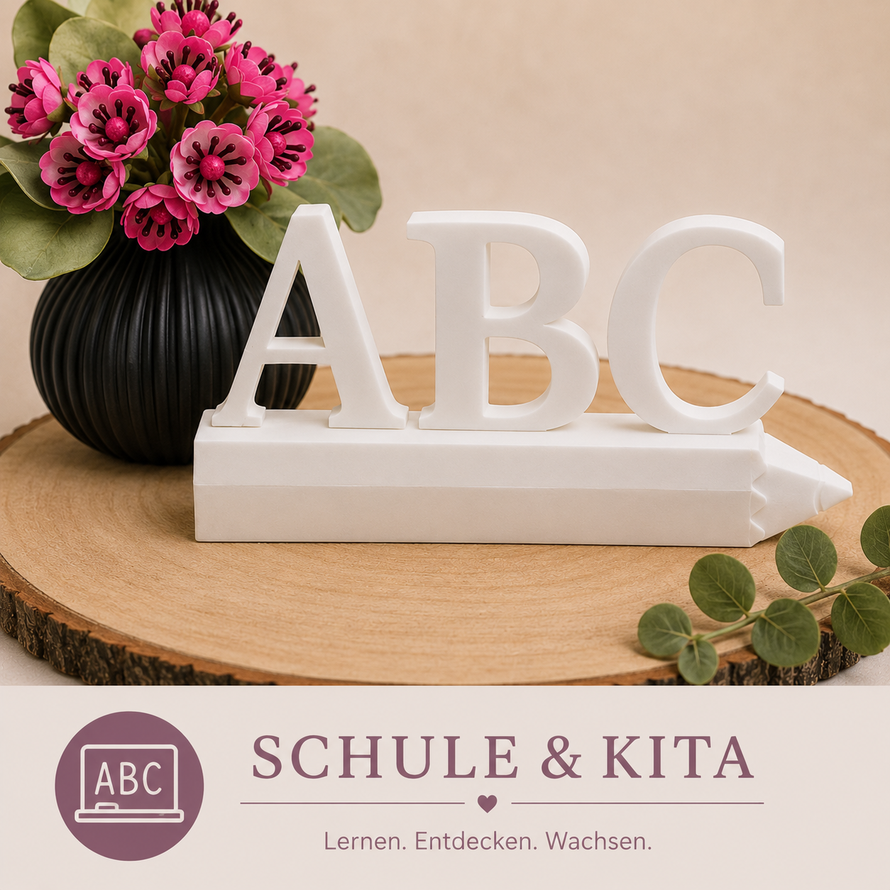 Kategoriebild „Schule & Kita“ mit ABC-Motiv auf Holzscheibe, dekoriert mit Blumen und Eukalyptus in warmen Naturtönen.