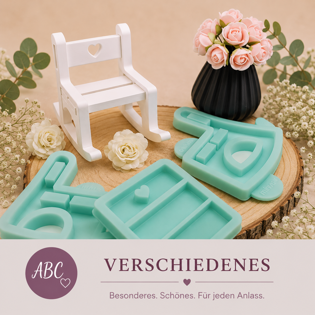 Kategoriebild „Verschiedenes“ mit verschiedenen weißen Dekoformen, mintfarbenen Silikonformen, kleinem Schaukelstuhl und rosa Blumen auf Holzscheibe in sanfter Pastelloptik.
