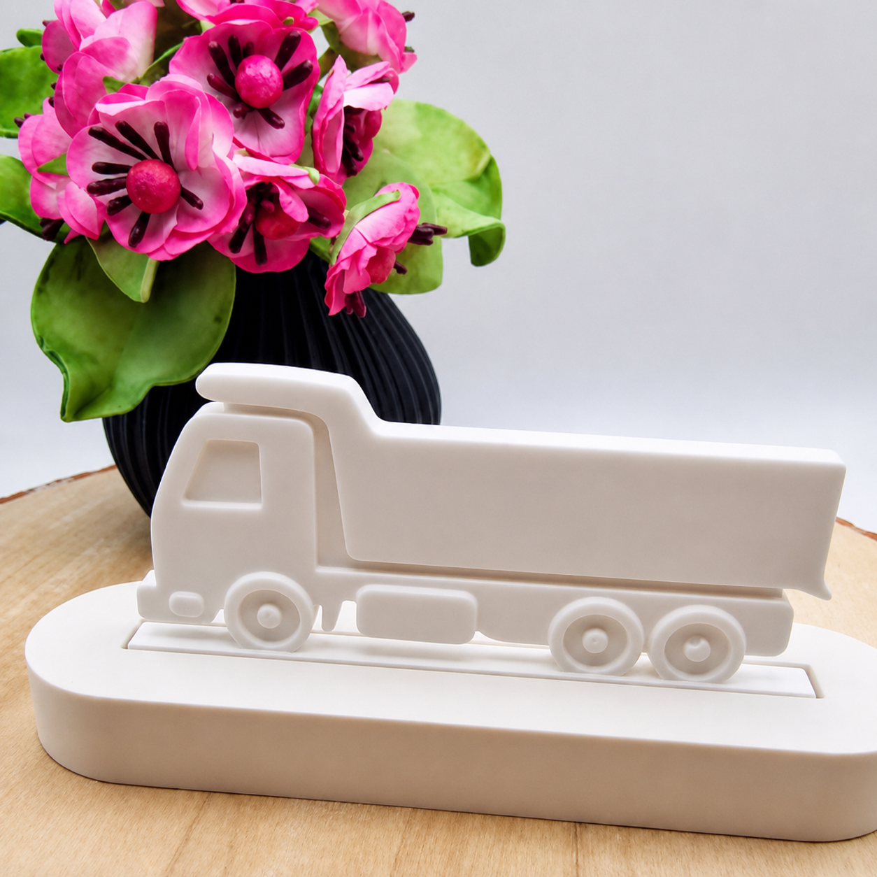 LKW Kipper aus Raysin als dekorative Baustellen Deko für Kinderzimmer, Bagger Fans, LKW Liebhaber und kreative Geschenkideen
