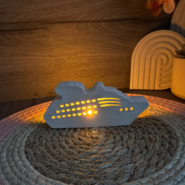Ballonlicht Kreuzfahrtschiff als dekorative Lichtdeko aus Raysin, Beton oder Gips für maritime WohnDeko und Geschenkdeko.