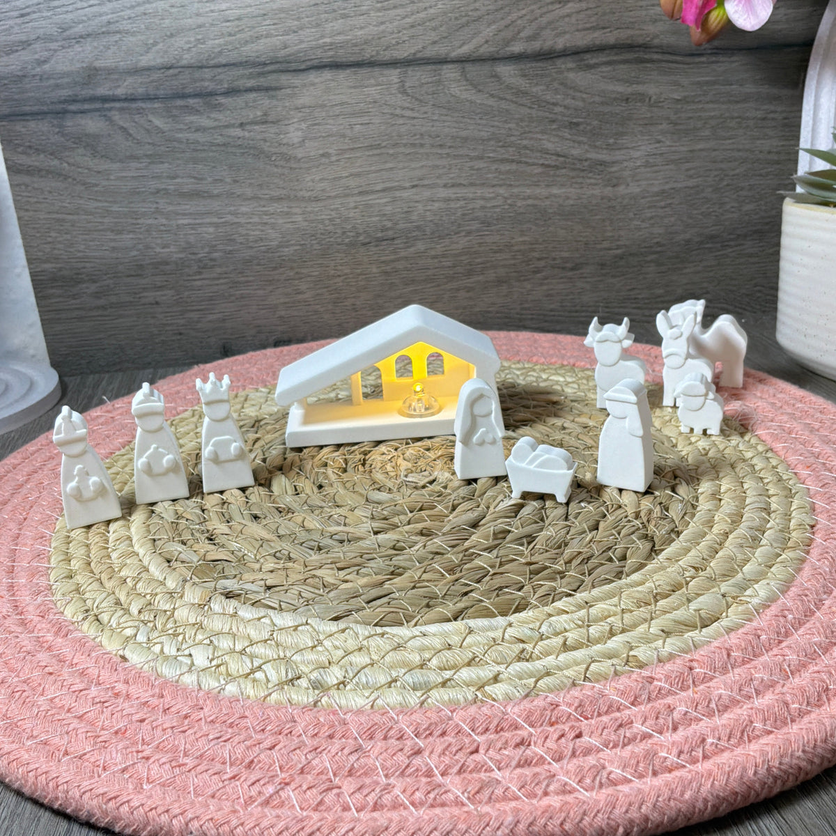 Beleuchtete Mini-Krippenscheune aus weißem Gießmaterial als Weihnachtsdekoration