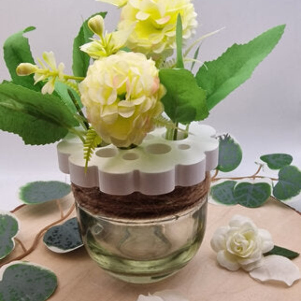 Gegossene Blumenretter Nr 2 aus Raysin mit Silikonform Gießform als kreative DIY Blumen Dekoration und Geschenkidee für Zuhause