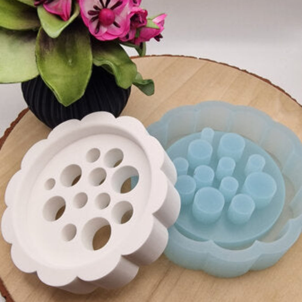 Gegossene Blumenretter Nr 4 aus Raysin mit Silikonform Gießform als kreative DIY Blumen Dekoration und Geschenkidee für Zuhause