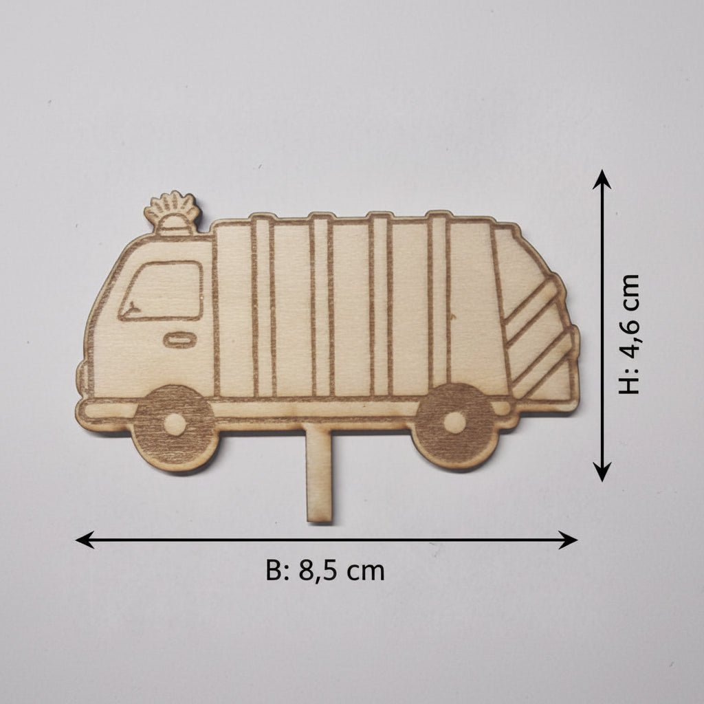 DIY Geburtstagsteller mit lasergeschnittenen Holzfahrzeugen als dekorative Ergänzung für Kindergeburtstage.