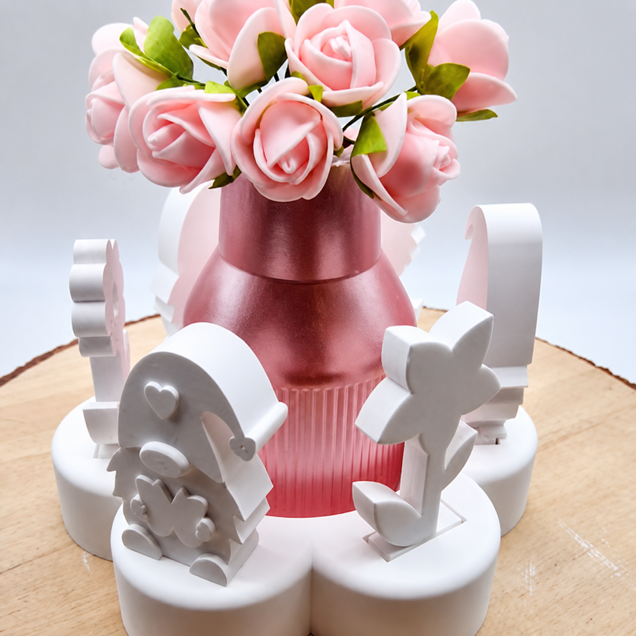 Wichtel Einstecker aus Raysin als dekorativer Blumenstecker für Frühlingsdeko, Gartendeko, Geschenkdekoration und kreative DIY Ideen