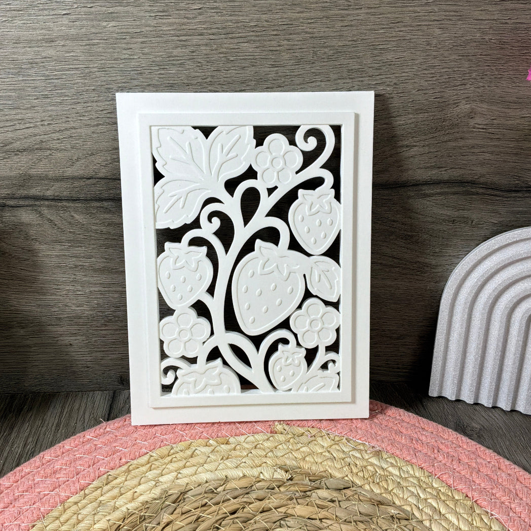 Selbst gegossene Laterne mit Erdbeer-Motiv aus einer Silikonform für sommerliche Dekoration und kreative DIY-Projekte.