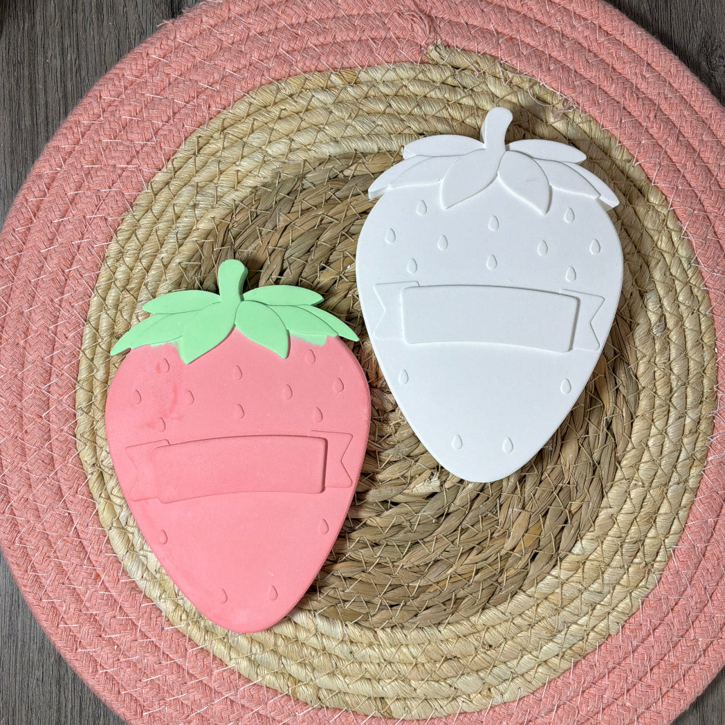 Personalisierbare Silikonform in Erdbeerform mit Banner für kreative DIY-Dekoration und Geschenkideen.