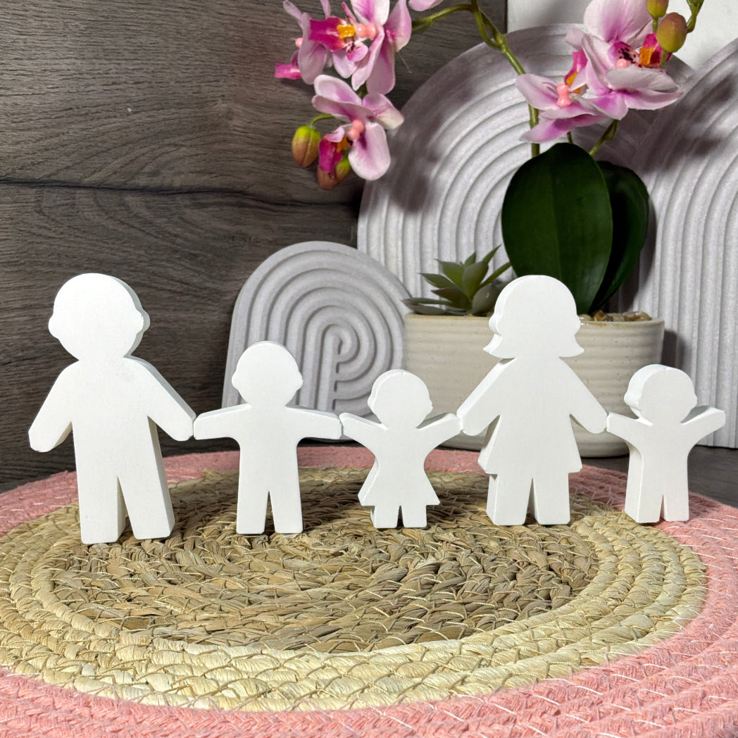Selbst gegossene Familienfiguren aus Raysin als kreative DIY Dekoration für Zuhause, besondere Anlässe und individuelle Geschenkideen
