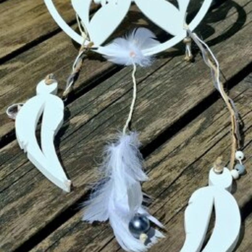Gegossene Federn aus Raysin mit Silikonform Gießform als kreative DIY Deko Anhänger für Schmuck Basteln und Geschenkideen