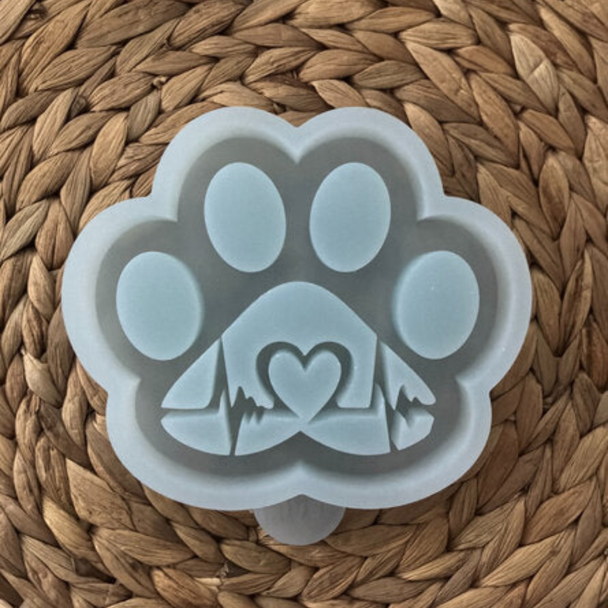 Gegossene Hundepfote mit Herzlinie als Anwendungsbeispiel für die Silikonform, ideal für Tierliebhaber, Geschenkdeko und DIY Deko.