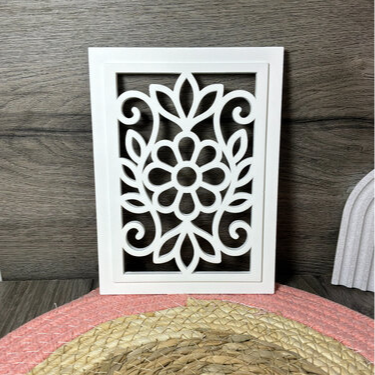 Gegossene Laterne Blume Ornament als Anwendungsbeispiel für die Silikonform, ideal für dekorative Lichtdeko und DIY Deko aus Raysin oder Beton.