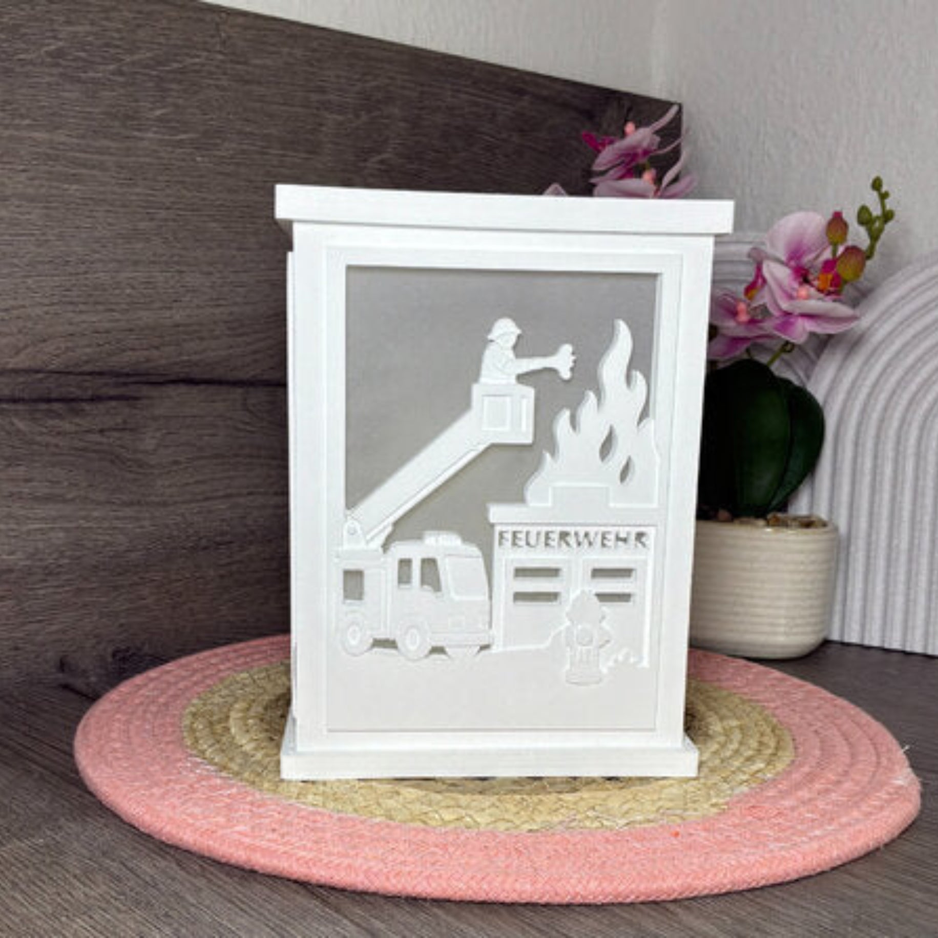 Gegossene Laterne Feuerwehr als Anwendungsbeispiel für die Silikonform, ideal für dekorative Lichtdeko und DIY Deko aus Raysin oder Beton.