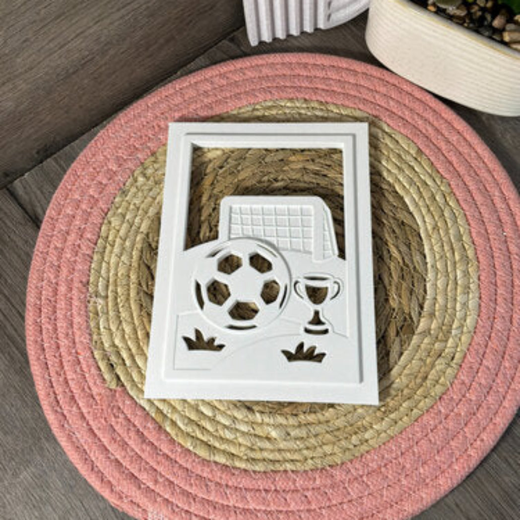 Gegossene Laterne Fußball als Anwendungsbeispiel für die Silikonform, ideal für dekorative Lichtdeko und DIY Deko aus Raysin oder Beton.