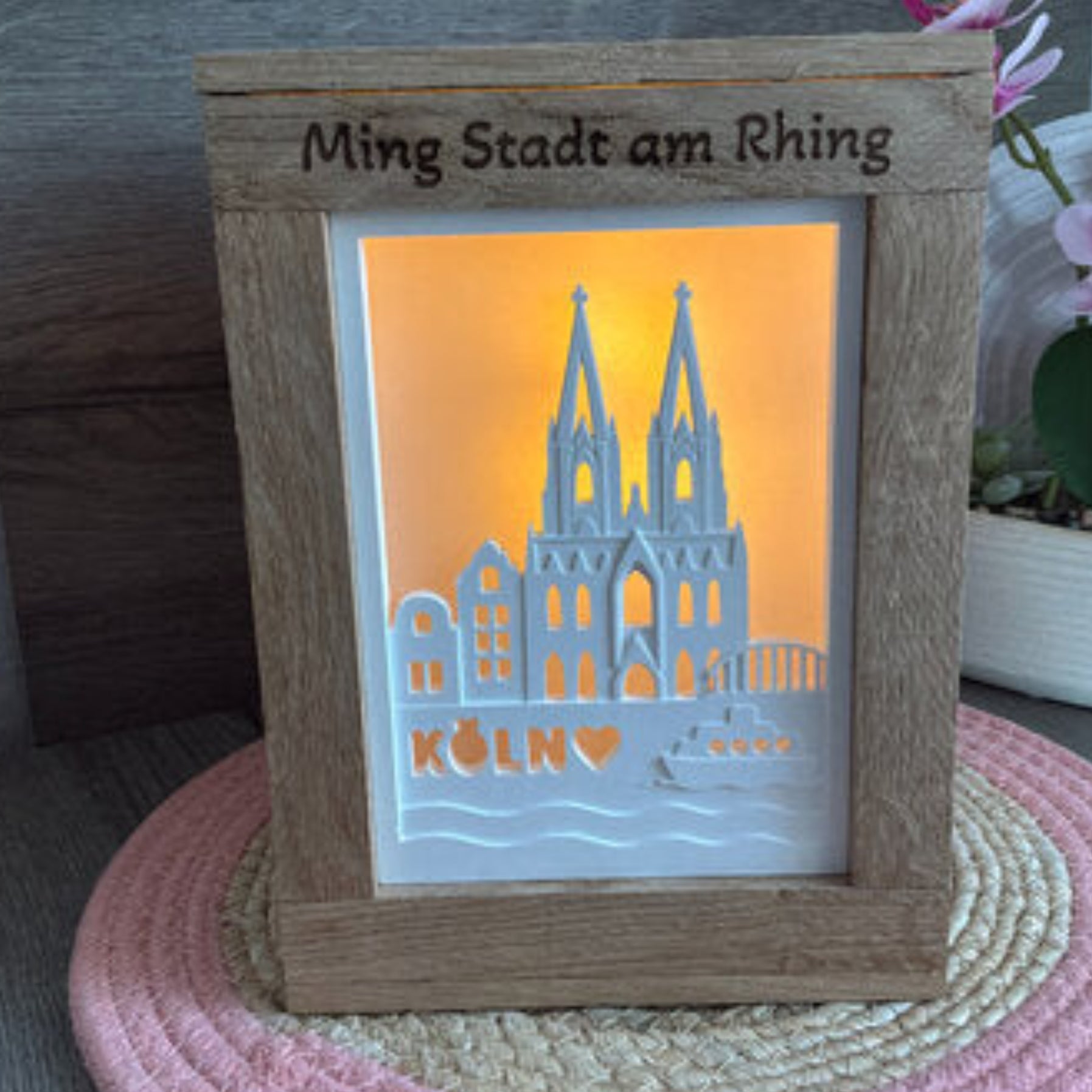 Gegossene Laterne Köln Dom als Anwendungsbeispiel für die Silikonform, ideal für dekorative Lichtdeko und DIY Deko aus Raysin oder Beton.
