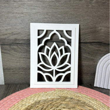 Gegossene Laterne Lotus als Anwendungsbeispiel für die Silikonform, ideal für dekorative Lichtobjekte und DIY Deko aus Raysin oder Beton.