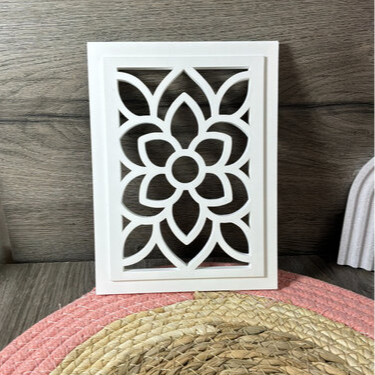 Gegossene Laterne Mandala als Anwendungsbeispiel für die Silikonform, ideal für dekorative Lichtdeko und DIY Deko aus Raysin oder Beton.