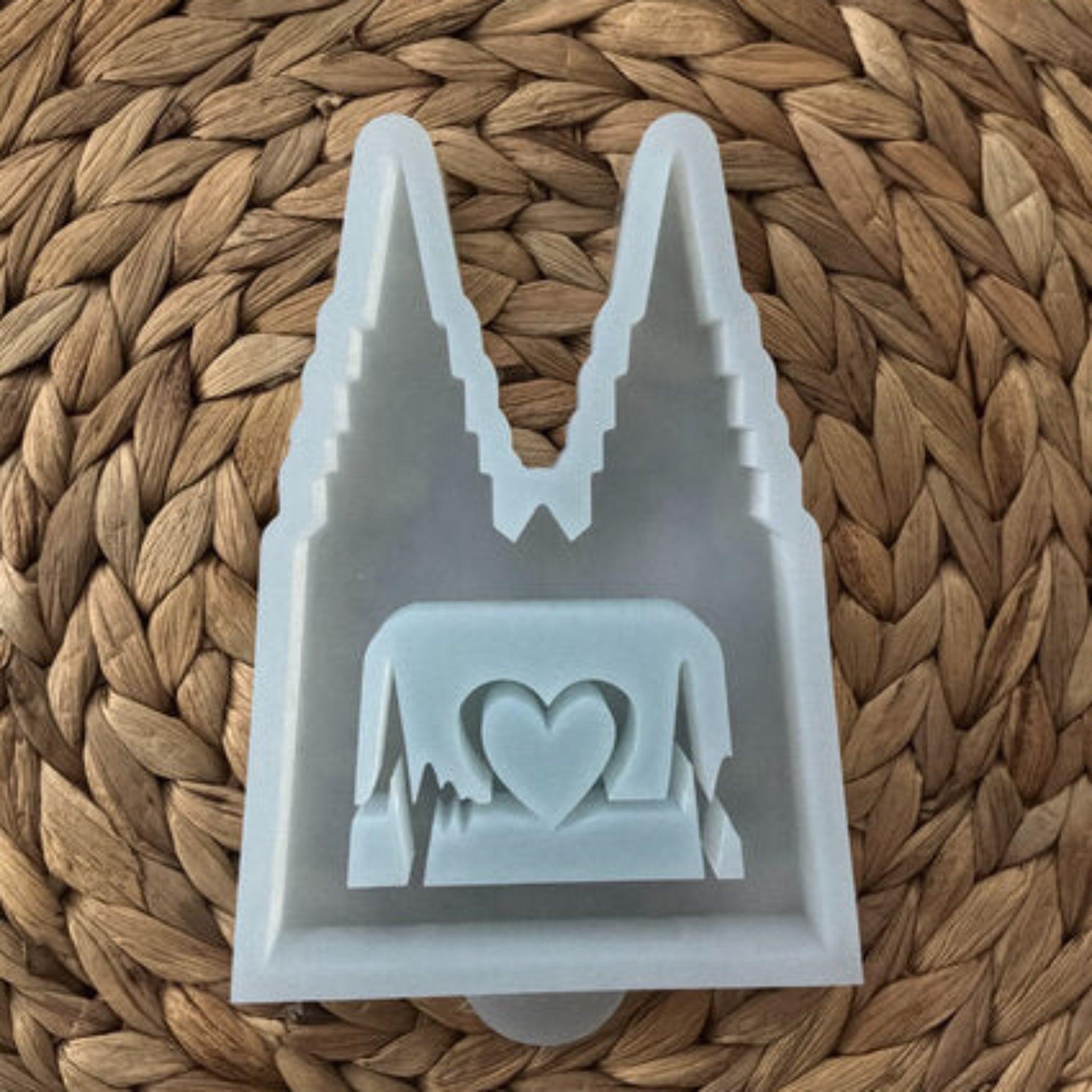 Gegossener Köln Dom mit Herzlinie als Anwendungsbeispiel für die Silikonform, ideal für kölsche Deko und kreative Geschenkideen.