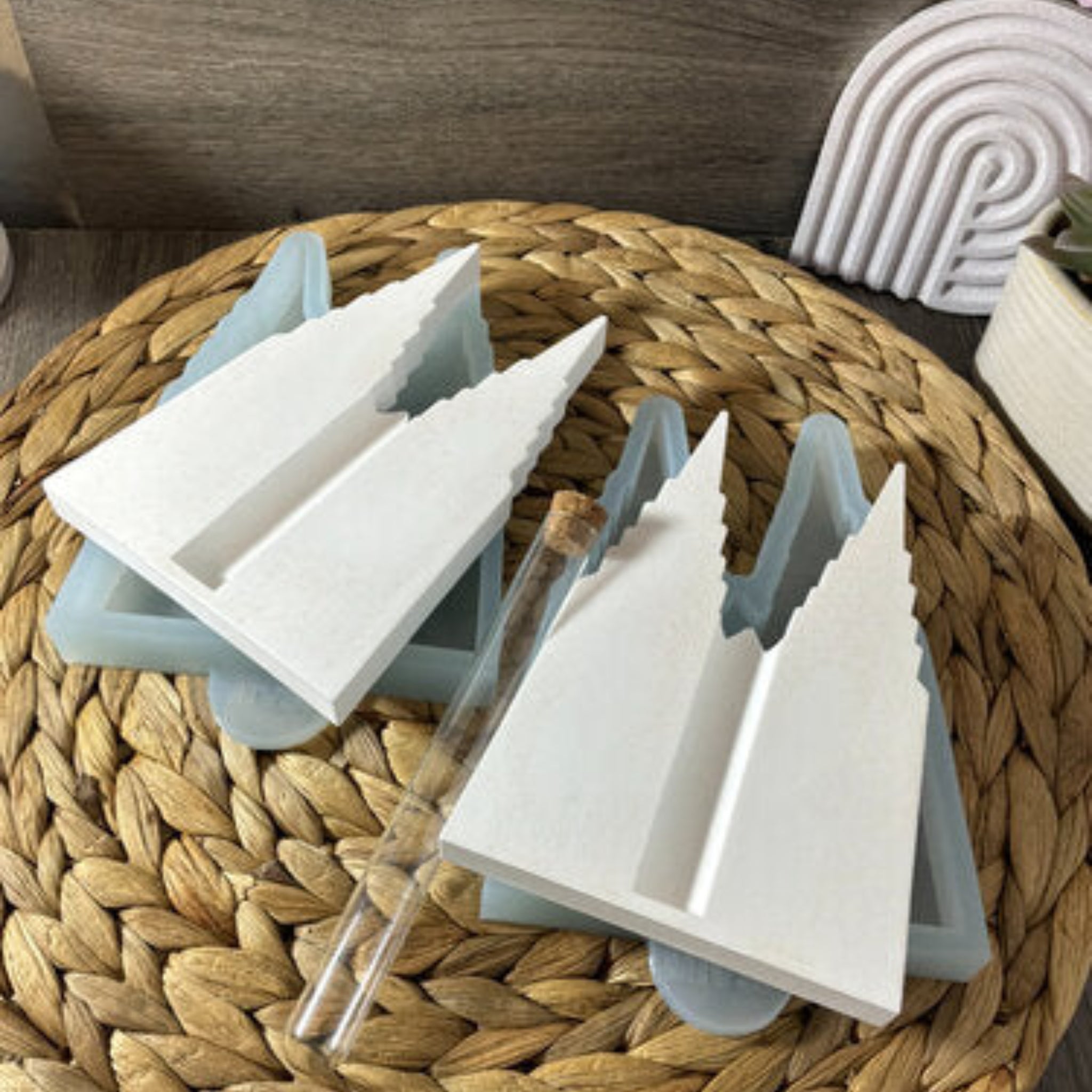 Gegossener Köln Dom mit Reagenzglas als Anwendungsbeispiel für die Silikonform, ideal für kölsche Deko und kreative Geschenkideen.