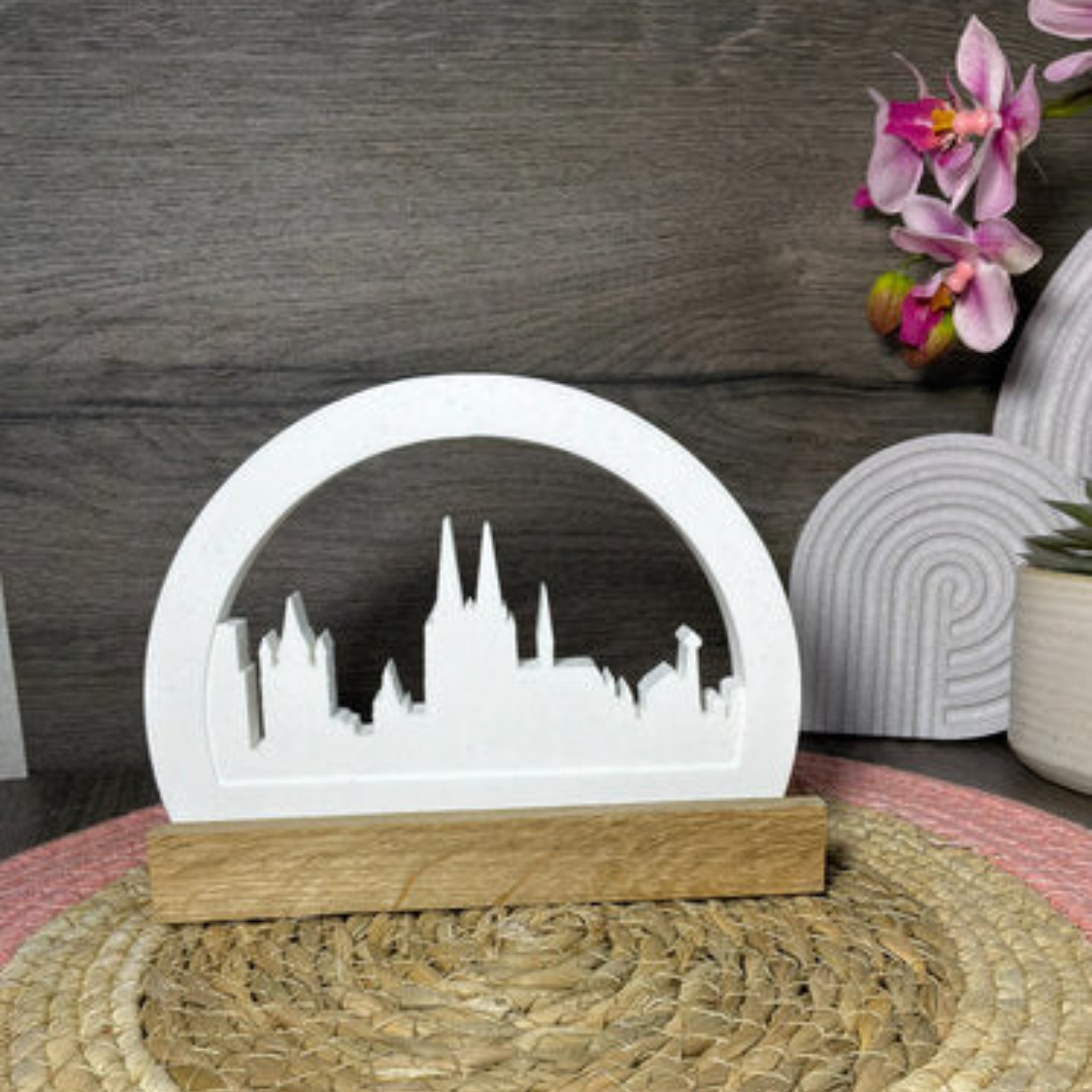 Gegossener Loop Köln Skyline als Anwendungsbeispiel für die Silikonform, ideal für kölsche Deko aus Raysin, Beton oder Gips.