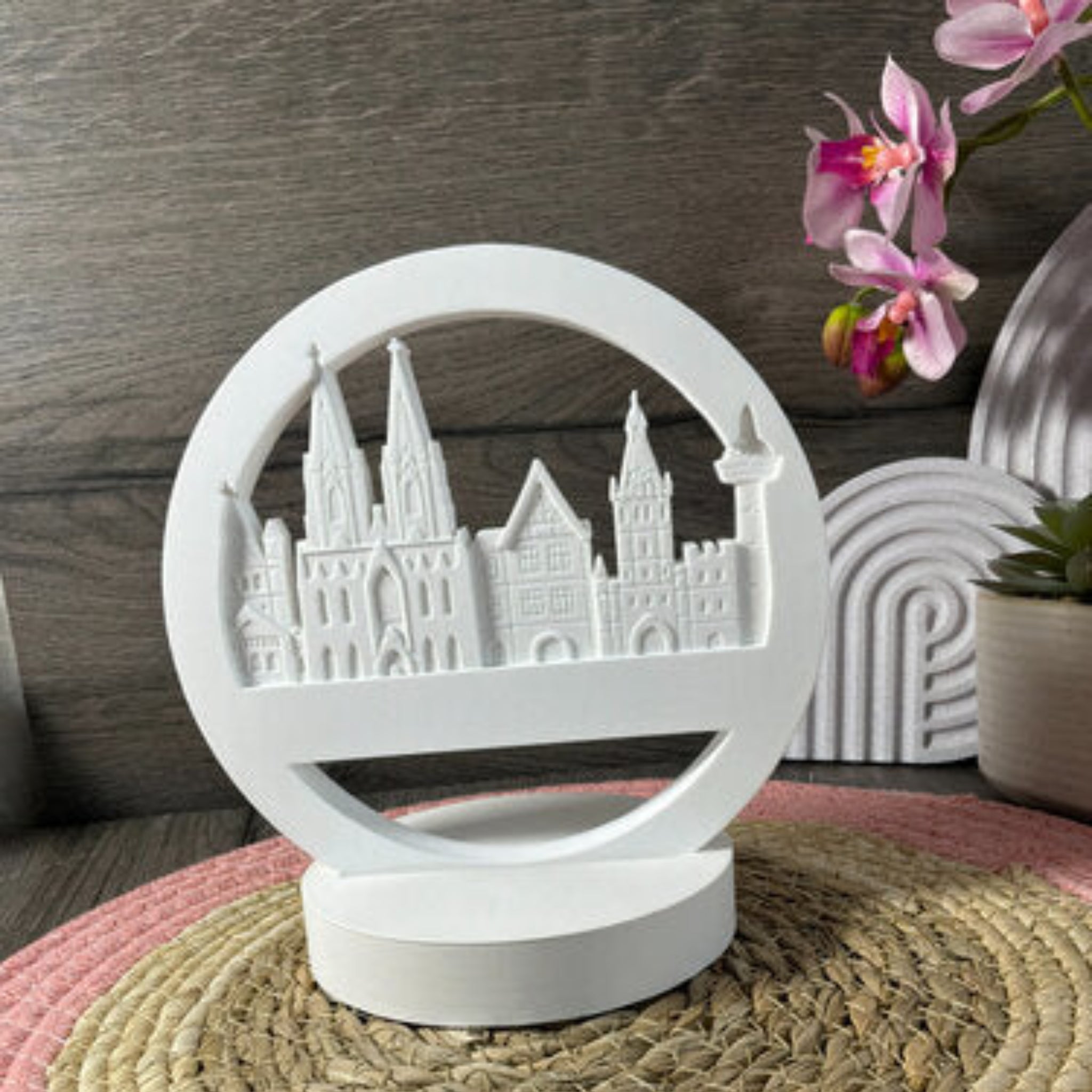 Gegossener Loop Köln Skyline mit Struktur als Anwendungsbeispiel für die Silikonform, ideal für kölsche Deko aus Raysin oder Beton.