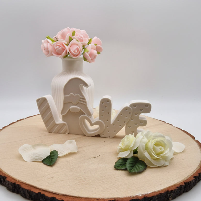 Gegossener Love Wichtel als Anwendungsbeispiel für die Silikonform, ideal für liebevolle Deko und kreative Geschenkideen aus Raysin oder Beton.