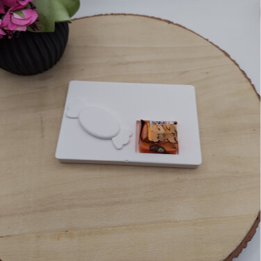 Gegossener Schokohalter Bonbon als Anwendungsbeispiel für die Silikonform, ideal für Schokolade, kleine Geschenke und DIY Deko.