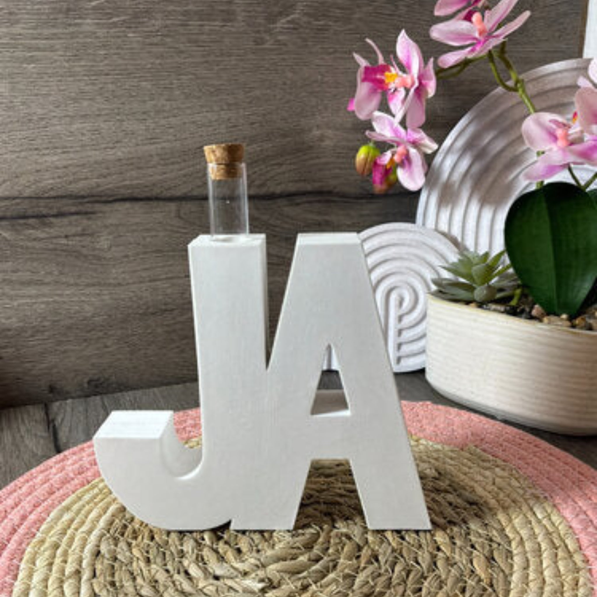 Gegossener Schriftzug JA als Anwendungsbeispiel für die Silikonform, ideal für Hochzeitsdeko, Geschenkideen und DIY Deko aus Raysin oder Beton.