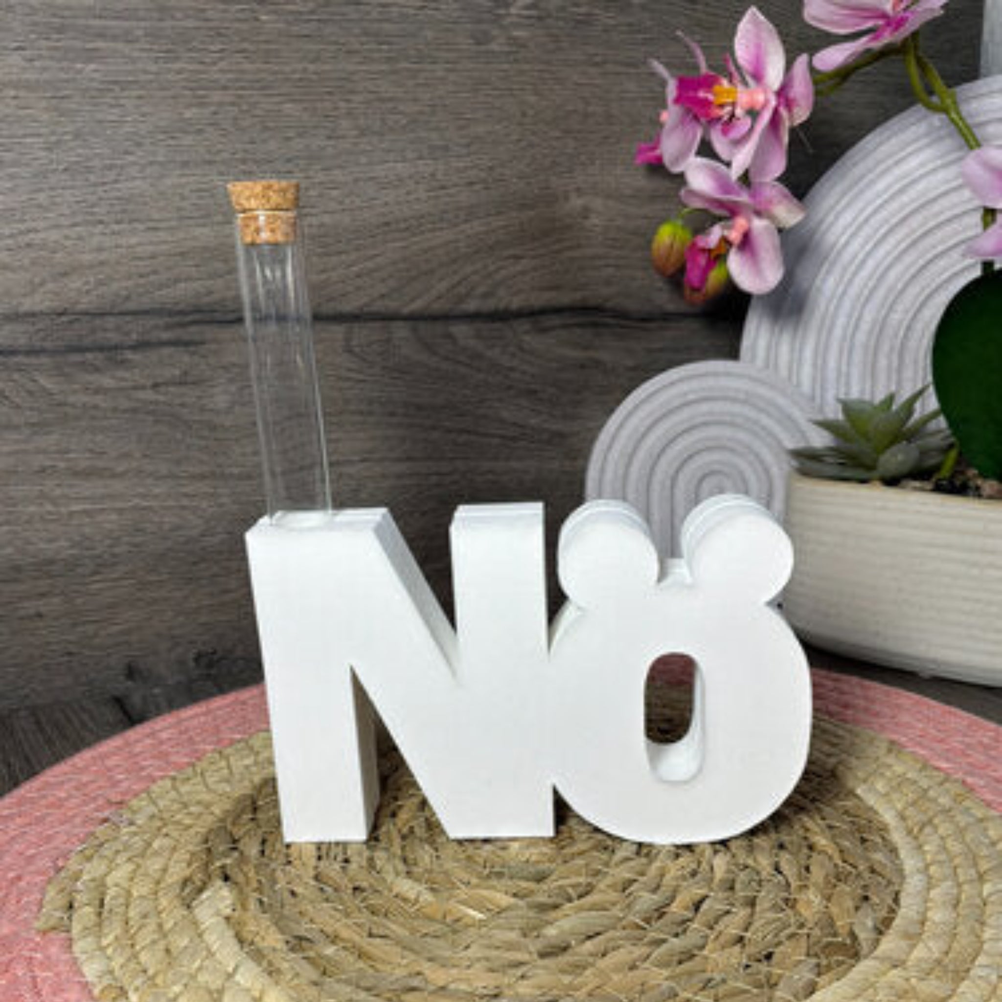 Gegossener Schriftzug Nö mit Reagenzglas als Anwendungsbeispiel für die Silikonform, ideal für freche Geschenkdeko.