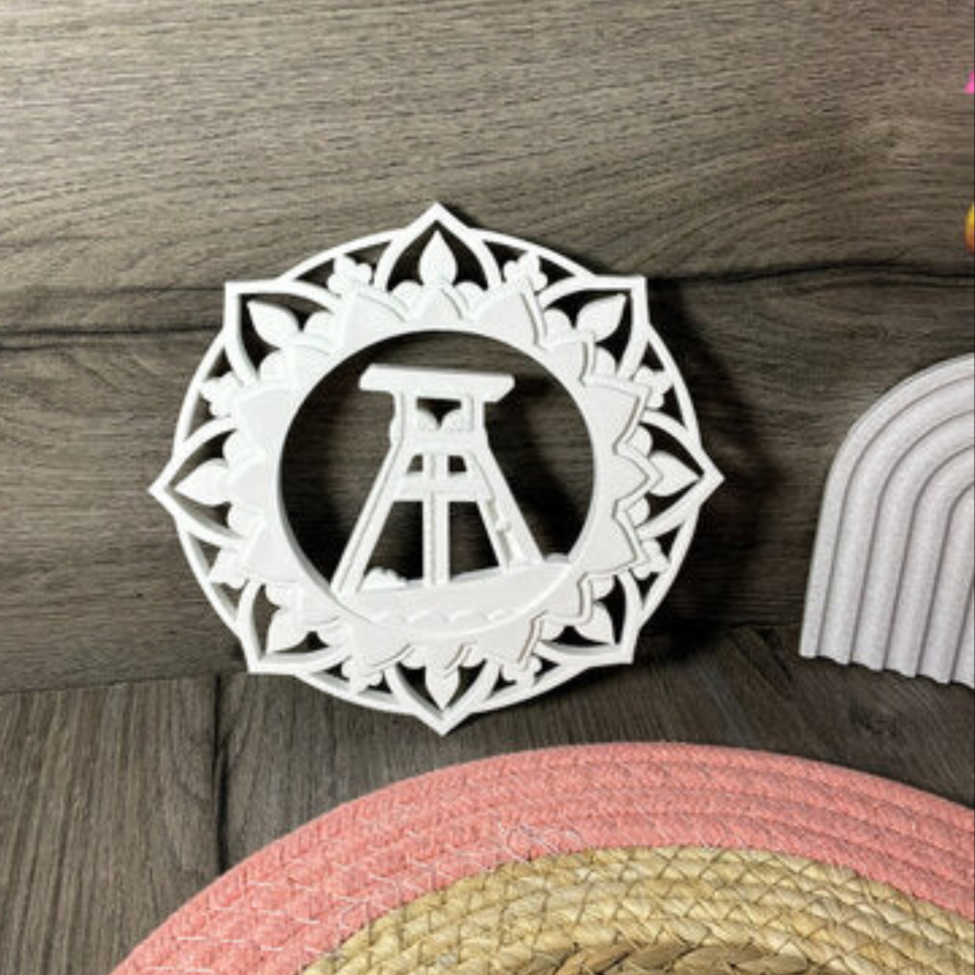 Gegossener Traumfänger Förderturm als Anwendungsbeispiel für die Silikonform, ideal für dekorative DIY Deko und kreative Geschenkideen aus Raysin oder Beton.