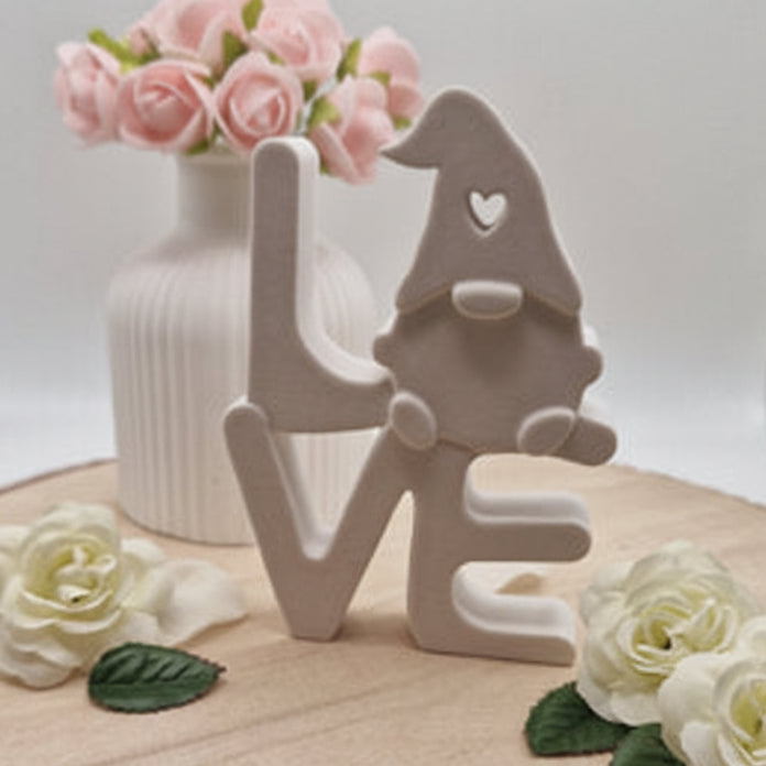 Gegossener Wichtel Love als Anwendungsbeispiel für die Silikonform, ideal für liebevolle Deko und kreative Geschenkideen aus Raysin oder Beton.