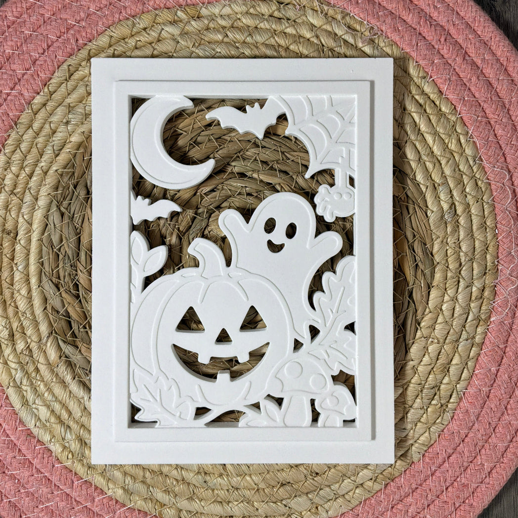 Selbst gegossene Laterne mit Geist-Motiv aus einer Silikonform für Halloween- und Herbstdekoration.