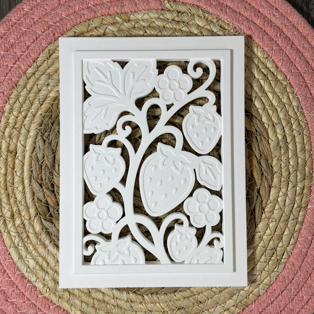 Detailreiche Gießform Laterne mit Erdbeer-Motiv für DIY-Dekoration aus Raysin, Beton oder Gips.
