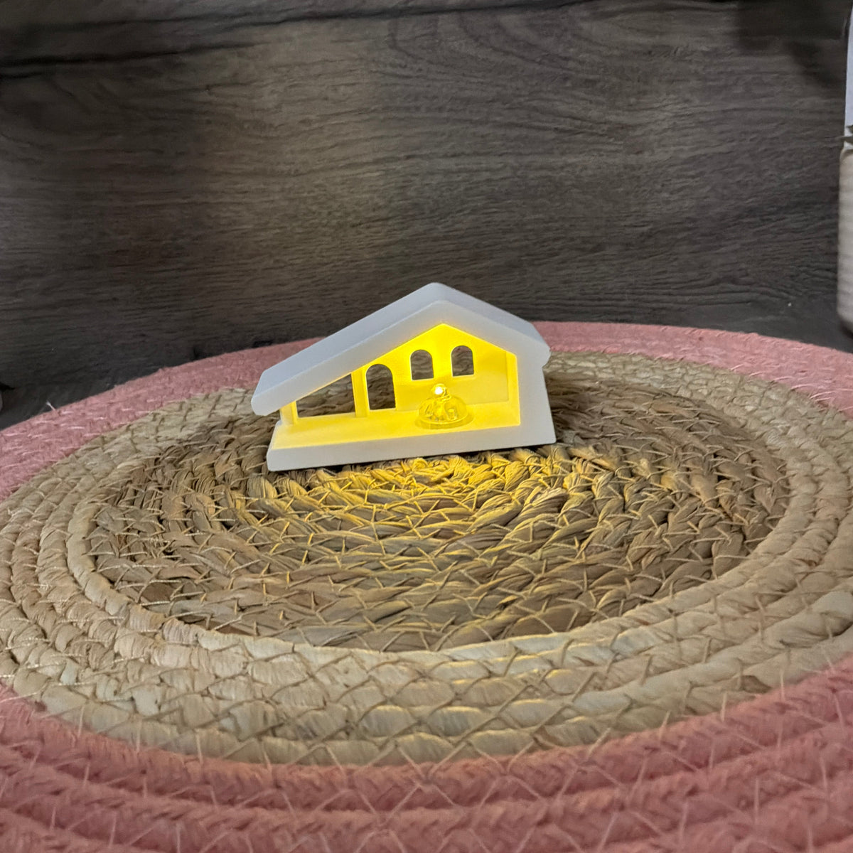 Gießform für einen 8 cm breiten Mini-Krippenstall mit integrierter Lichtkuhle
