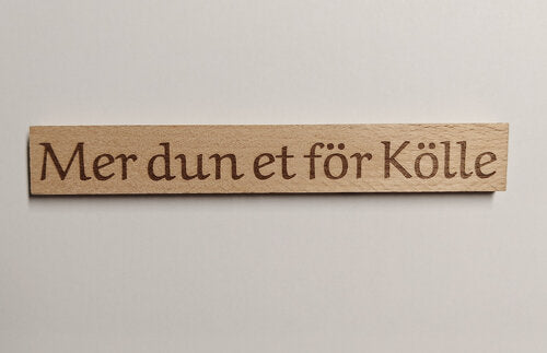 Gravierte Holzkötzchen Karneval als kreative Geschenkidee und dekorative Holzdeko für die fünfte Jahreszeit.