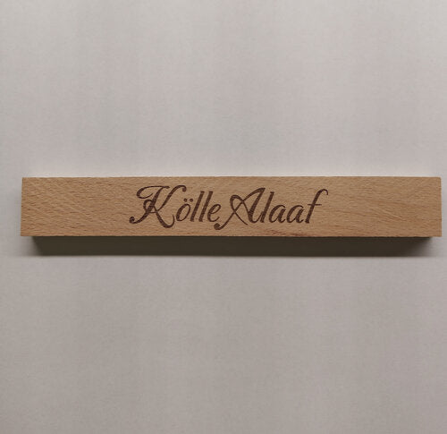 Gravierte Karneval Klötzchen aus Holz als Dekobeispiel für kreative Karnevalsdeko, Geschenkdeko und Tischdeko.