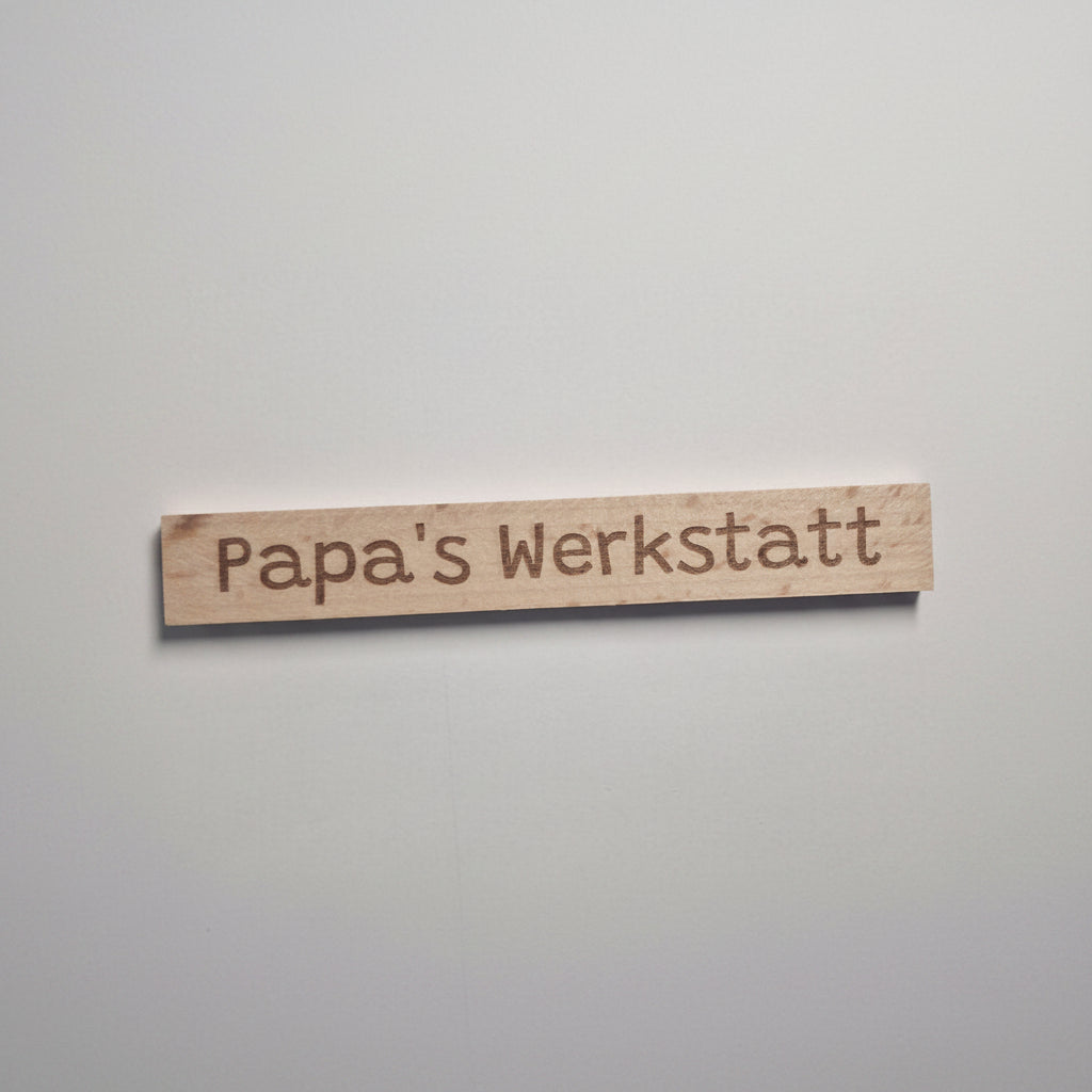 Detailansicht gravierte Klötzchen aus Holz mit Werkstatt Motiv Lasergravur für DIY Deko, Basteln und kreative Holzprojekte
