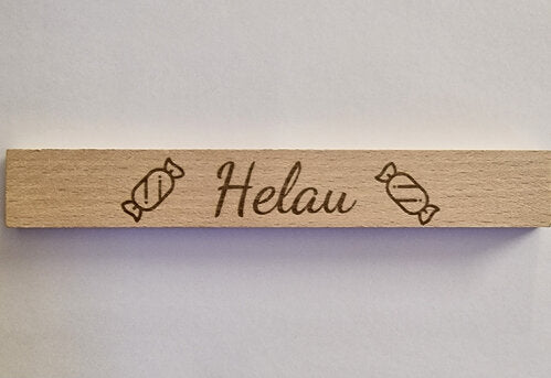 Detailansicht der gravierten Klötzchen Karneval aus Holz mit dekorativen Motiven für kölsche Deko und Faschingsdeko.