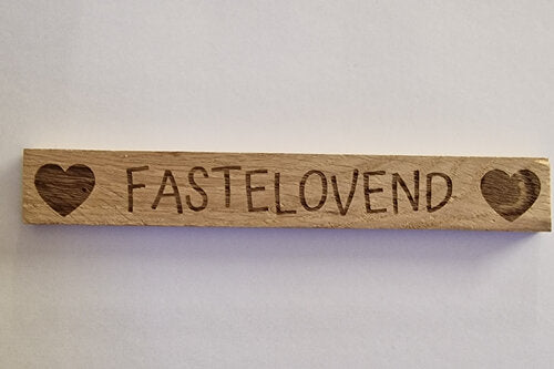 Gravierte Klötzchen Karneval aus Holz als Anwendungsbeispiel für dekorative Karnevalsdeko und kreative DIY Deko.