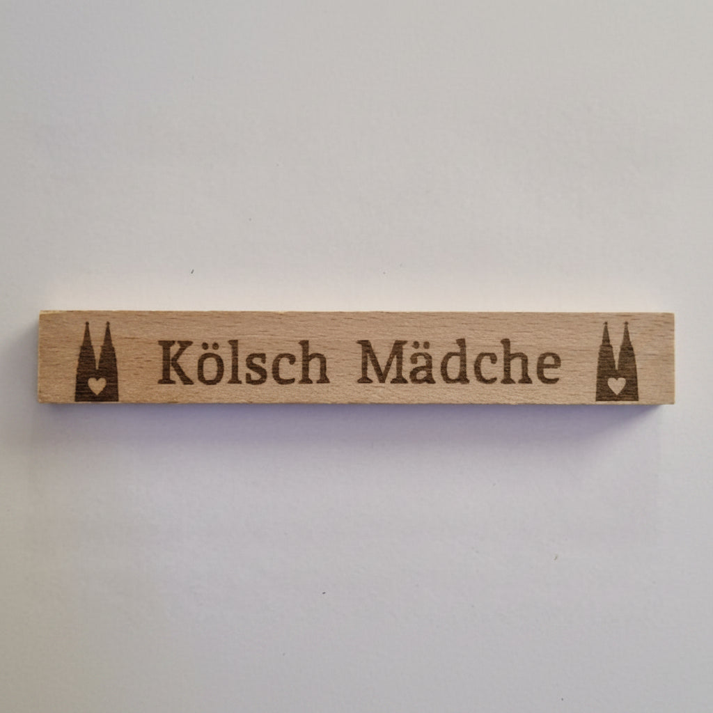 Detailansicht der gravierten Klötzchen mit Köln Sprüchen aus Holz für kölsche Deko und besondere Geschenkideen.