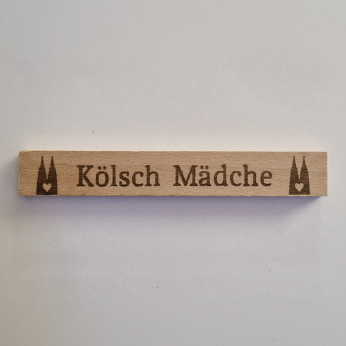 Detailansicht der gravierten Klötzchen mit Köln Sprüchen aus Holz für kölsche Deko und besondere Geschenkideen.