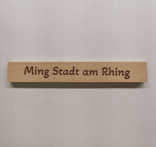 Gravierte Klötzchen mit Köln Sprüchen aus Holz als Dekobeispiel für kölsche Geschenkdeko und liebevolle Holzdeko.