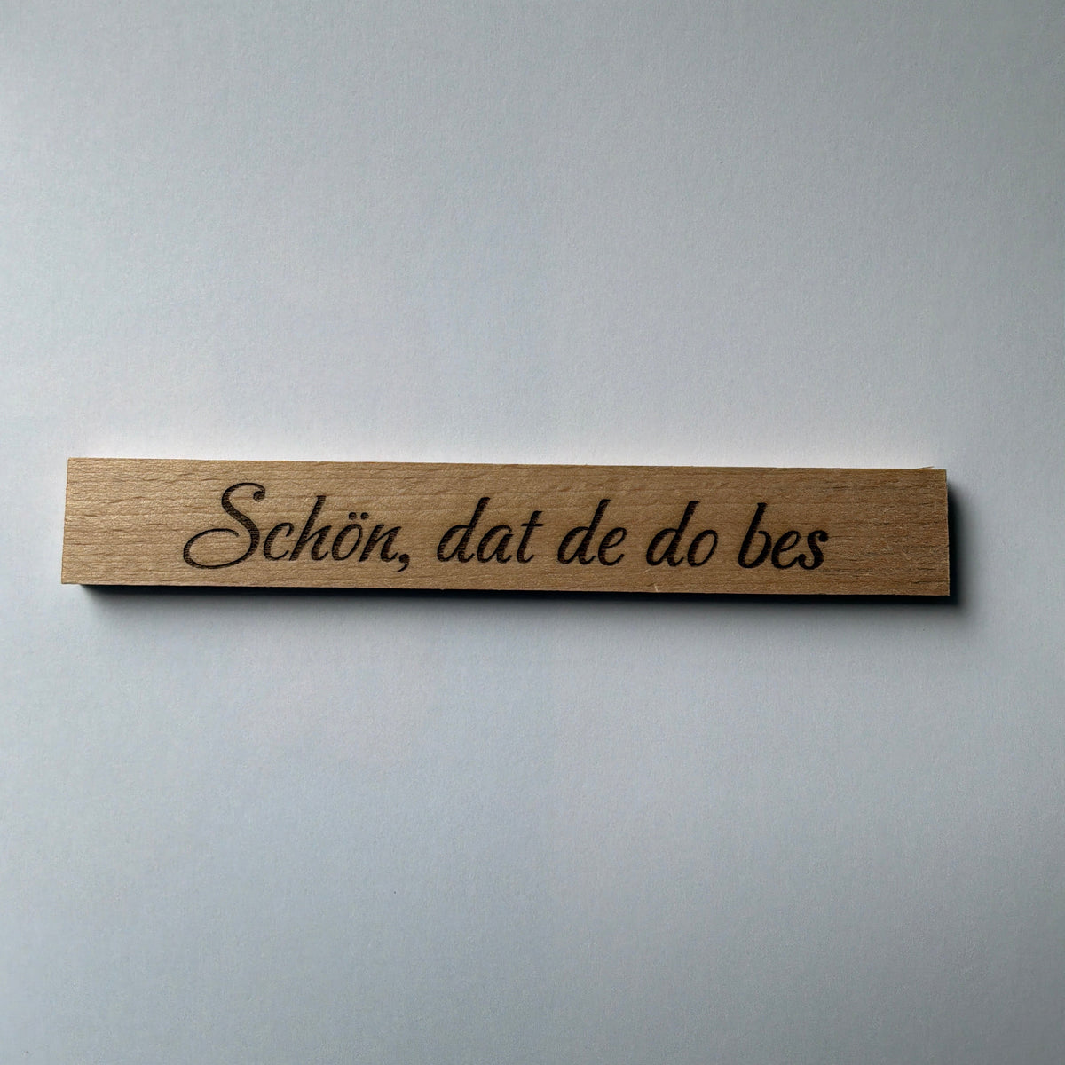 Graviertes Holzklötzchen mit Aachener Spruch „Schön, dat de do bes“