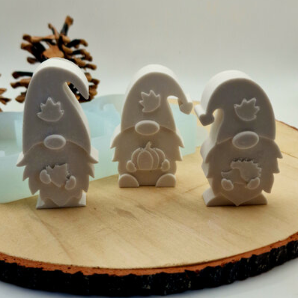 Gegossener Herbst Wichtel aus Raysin mit Silikonform Gießform als kreative DIY Herbst Dekoration und Geschenkidee für die Herbstzeit