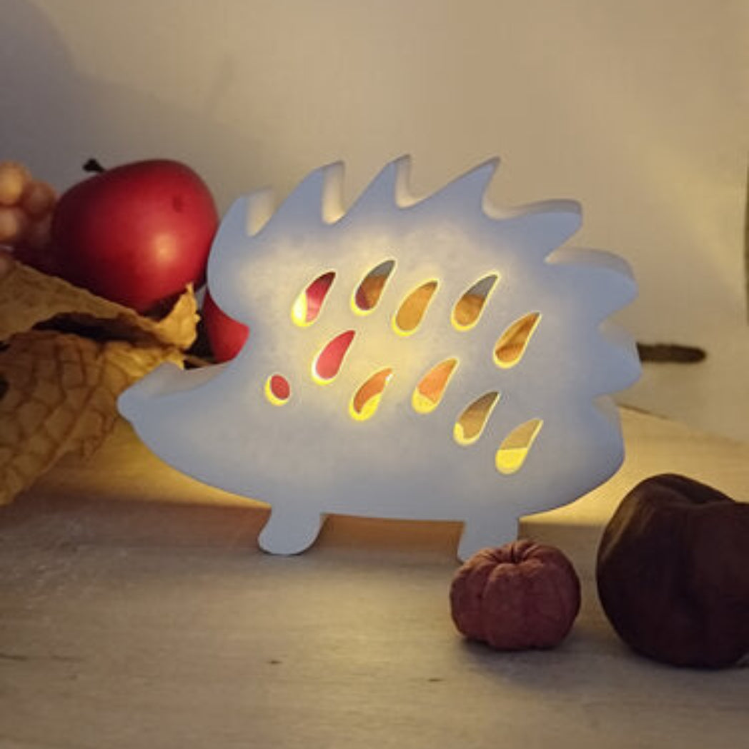 Ballonlicht Igel aus Raysin als dekorative Herbstdeko für Zuhause, saisonale Tischdekoration und kreative DIY Ideen