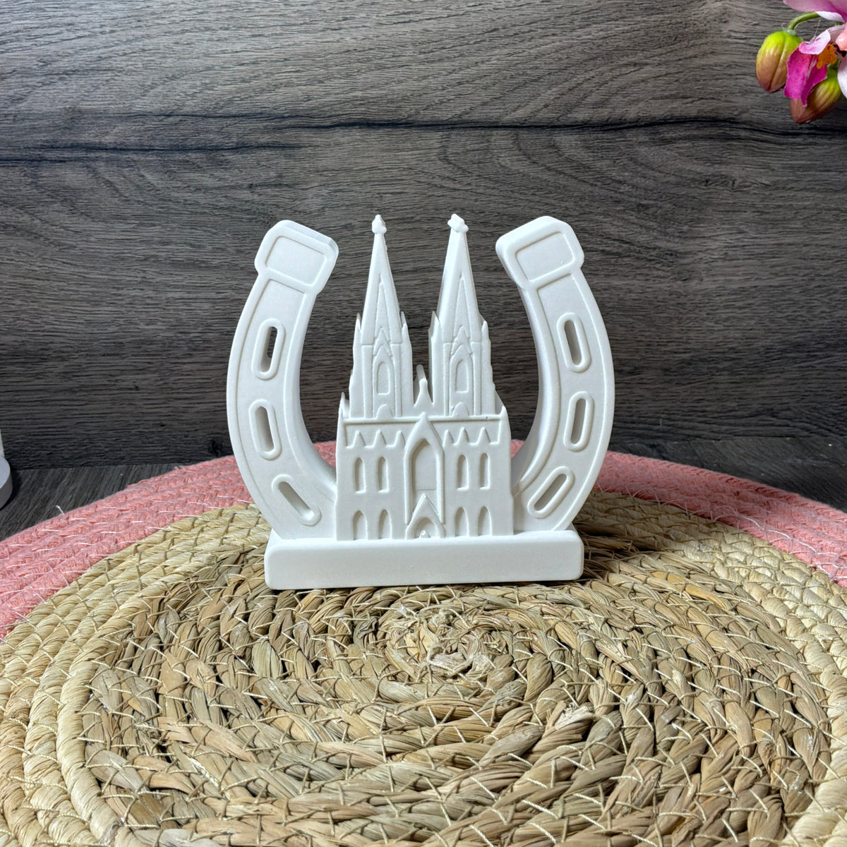 Weißes Hufeisen mit Kölner Dom aus Gießmaterial neben der passenden Silikonform