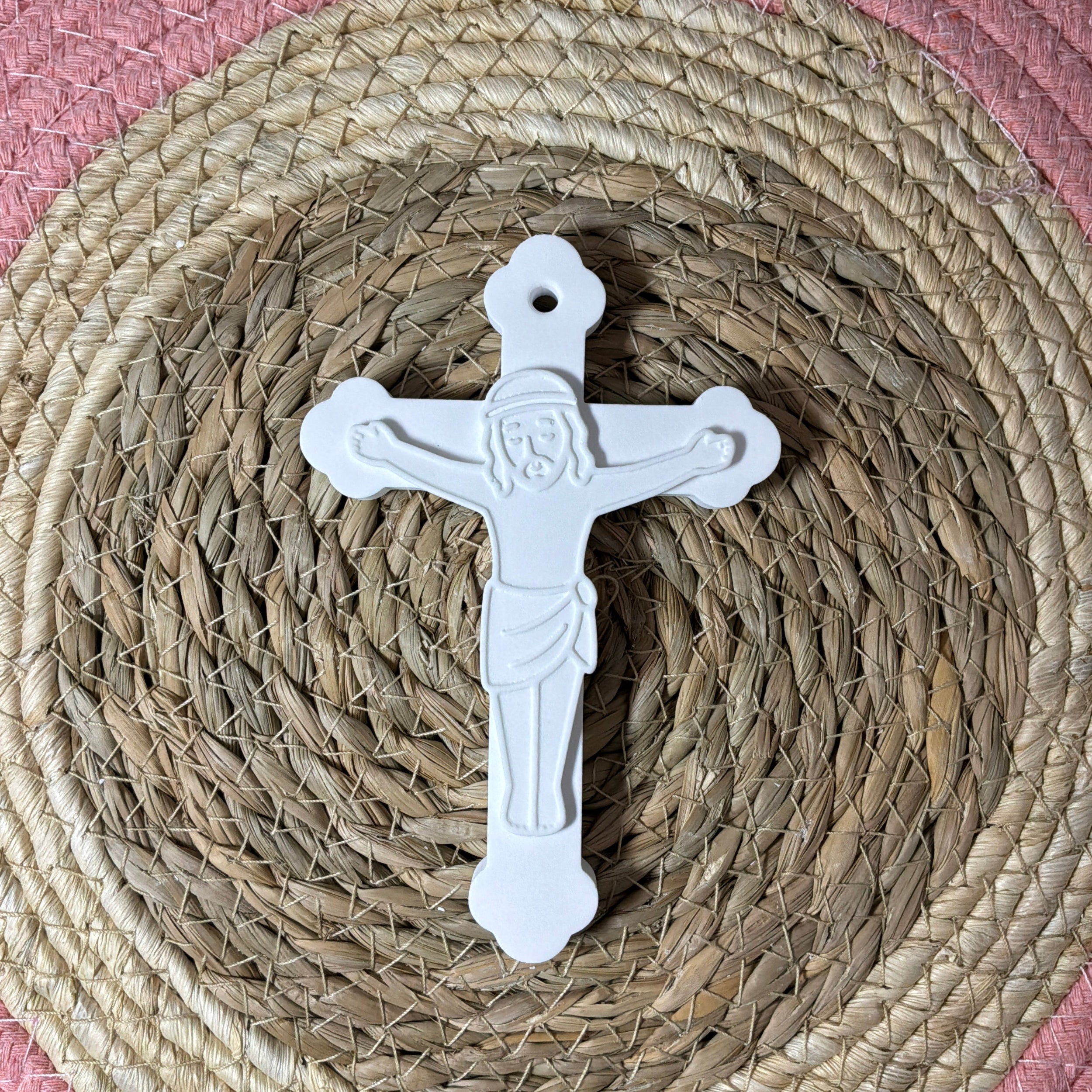 Weißer Gießling eines 12,8 cm hohen Kreuzes mit Jesus zum Aufhängen