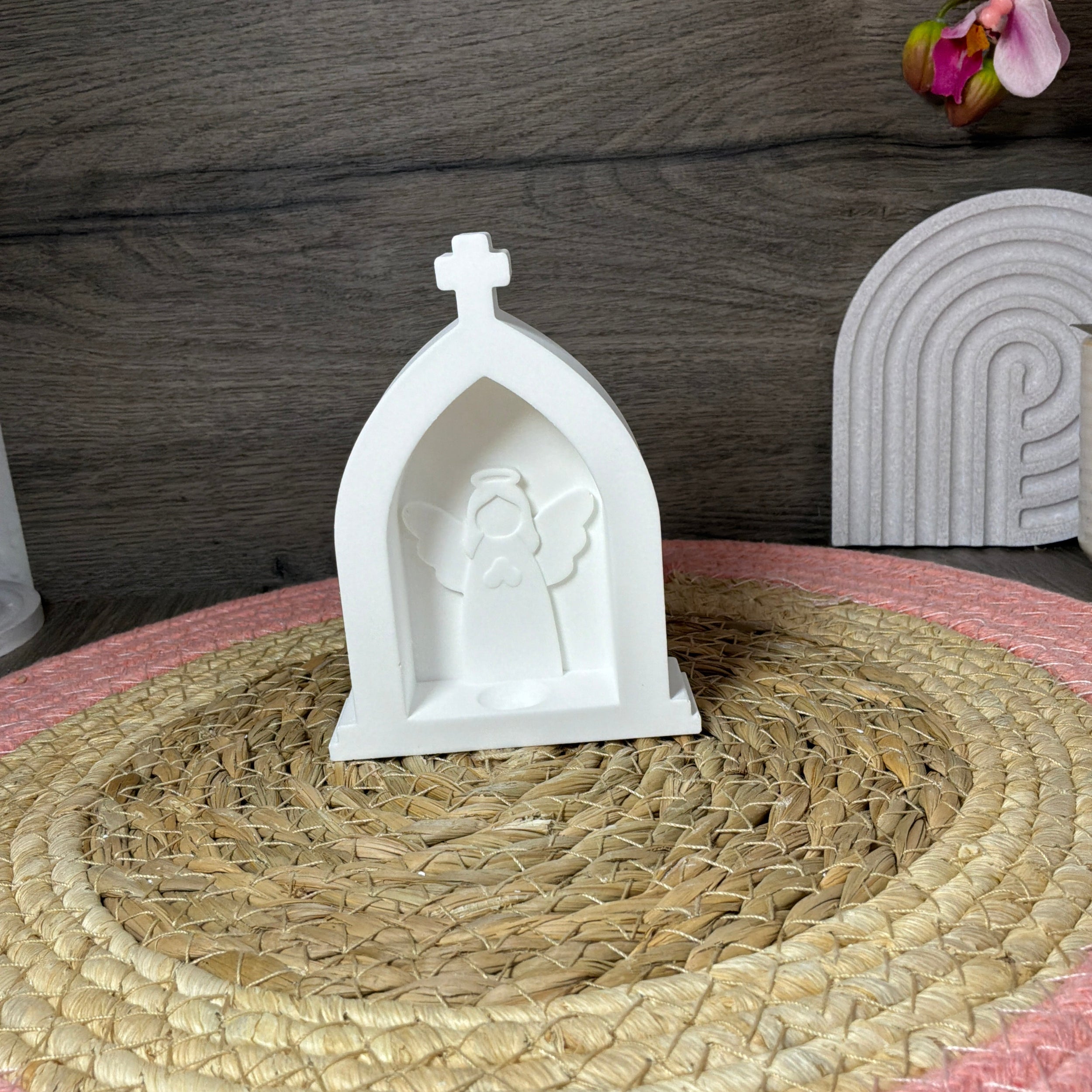 Weißer Gießling einer Kapelle mit Schutzengel neben der passenden Silikonform