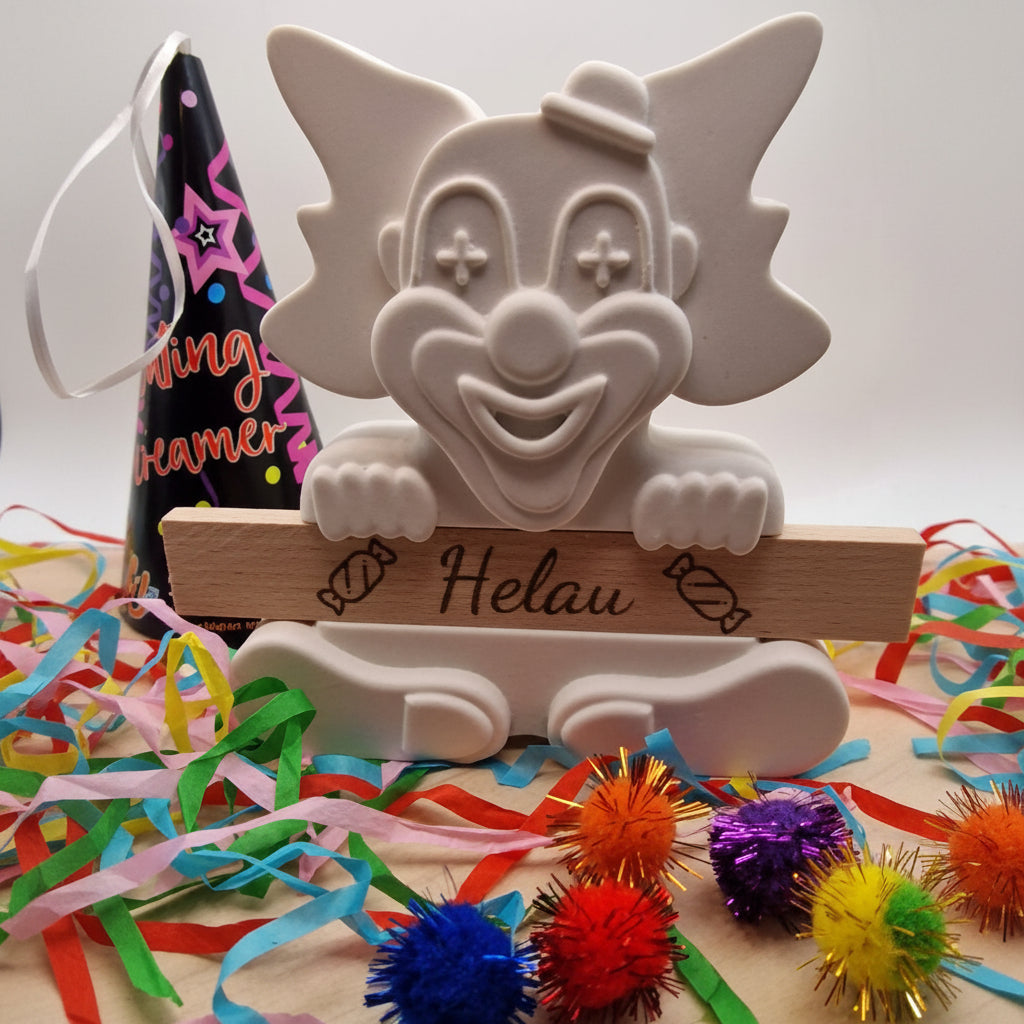 Karneval Clown Klötzchen aus Raysin oder Beton als dekoratives Beispiel für DIY Deko und kleine Geschenkideen.